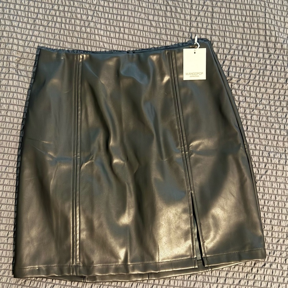 Sleek Black Mini Skirt - Picture 5 of 6